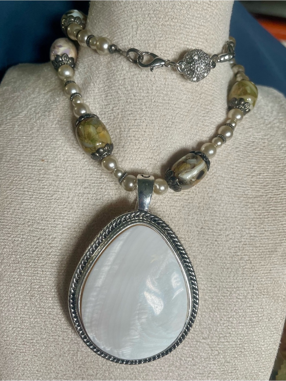 Vintage Pearl and Shell Bead Necklace with New RMN Mother of Pearl Pendant - Picture 8 of 8